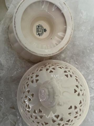 Four early English Cream ware pieces beschikbaar voor biedingen