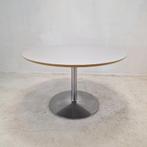 Gezocht: Ronde Artifort eettafel van 120 cm met wit blad, Huis en Inrichting, Tafels | Eettafels, Ophalen, Rond, Vier personen