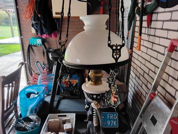 Vintage hanglamp met decoratief smeedijzer beschikbaar voor biedingen