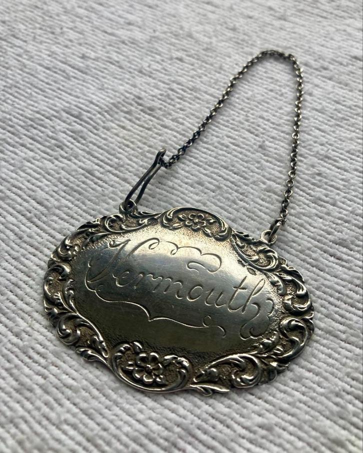 Decanter Label Zilver - Vermouth - Eerste helft 20ste eeuw, Antiek en Kunst, Antiek | Goud en Zilver, Zilver, Ophalen of Verzenden