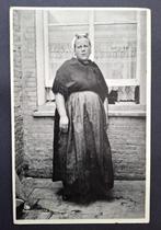 Ansichtkaart Scheveningse vrouw klederdracht 1932, Verzamelen, Ansichtkaarten | Themakaarten, Verzenden, 1920 tot 1940, Gelopen