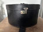 Oude brocante vintage hoedendoos met 2 oude hoeden, Ophalen of Verzenden, Gebruikt
