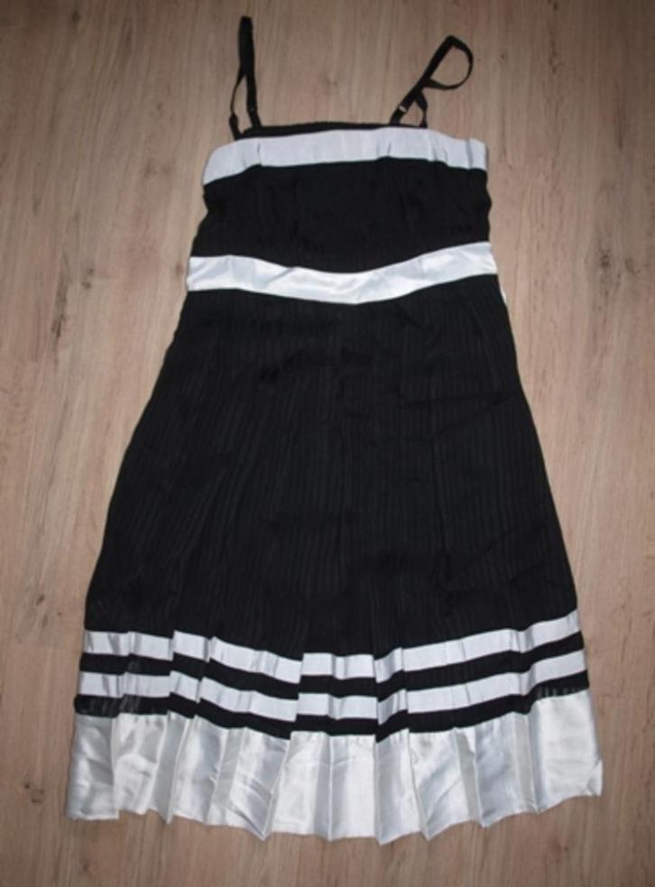 Zwart Witte Plissé Jurk Steps (38), Kleding | Dames, Jurken, Gedragen, Maat 38/40 (M), Zwart, Knielengte, Ophalen of Verzenden