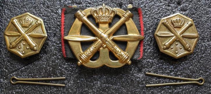 Setje LuA 1 met buiglippen en oud geweven ondergrondje, Verzamelen, Militaria | Algemeen, Landmacht, Embleem of Badge, Nederland