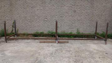 Groot stalen frame 620x150 cm beschikbaar voor biedingen