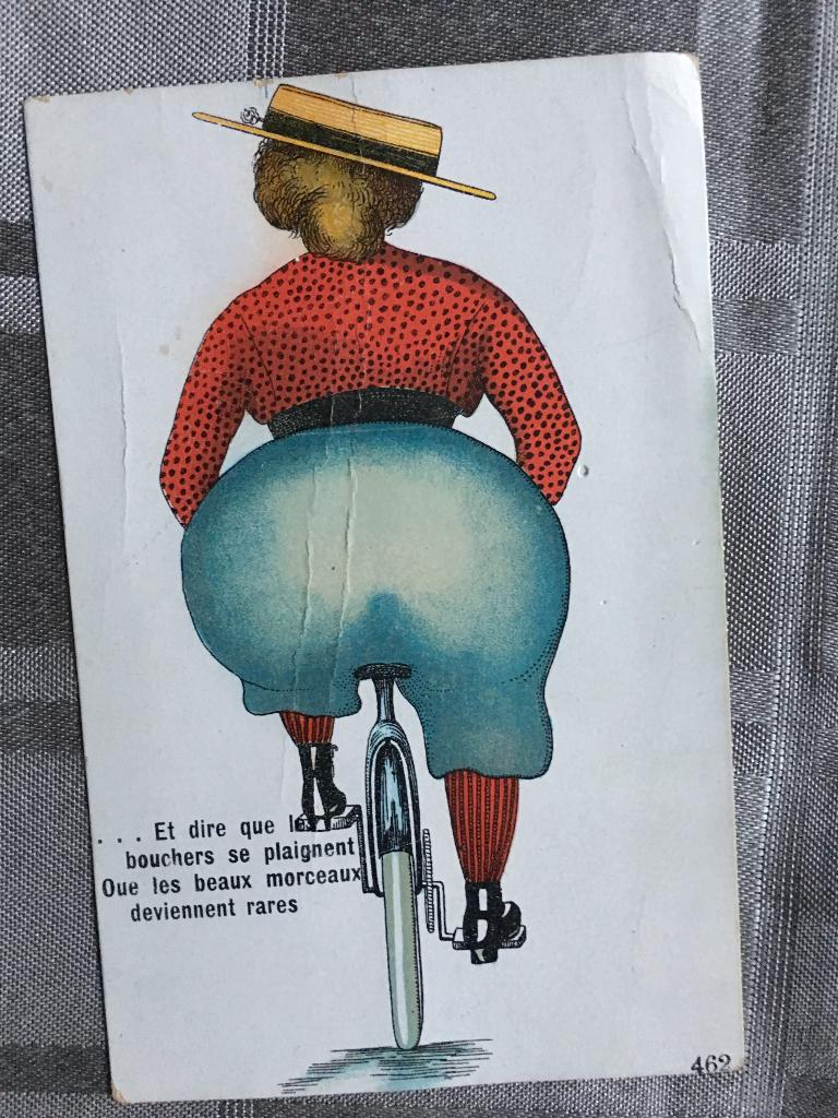 Ansichtkaart van dame met dikke derrière op fiets / jaren 20