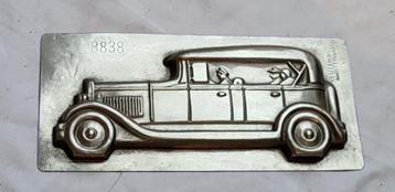Unieke chocoladevorm: Oldtimer met chauffeur en barones beschikbaar voor biedingen