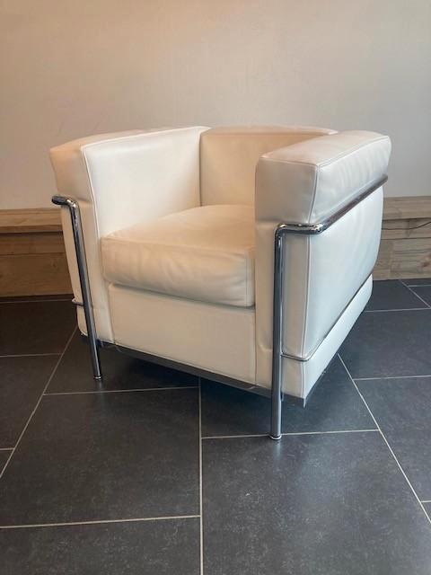 Cassina Le Corbusier LC2 fauteuil, wit leder, Huis en Inrichting, Fauteuils, Zo goed als nieuw, Leer, Metaal, 50 tot 75 cm, Minder dan 75 cm