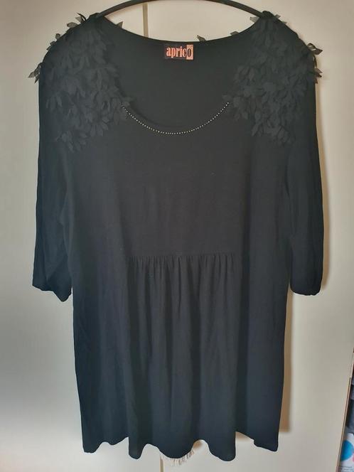 Zwarte tuniek Aprico maat 48 met bloemblaadjes op schouders, Kleding | Dames, Grote Maten, Zo goed als nieuw, Blouse of Tuniek
