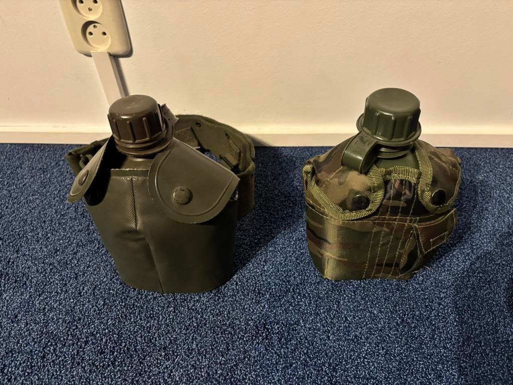 2x veldflessen, Ophalen of Verzenden, Landmacht, Nederland, Kleding of Schoenen