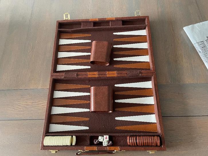 BACKGAMMON IN KOFFERTJE - WD014, Hobby en Vrije tijd, Gezelschapsspellen | Bordspellen, Zo goed als nieuw, Een of twee spelers