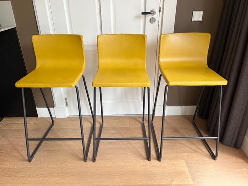 Ikea Bernhard barkrukken okergeel leer met zwart frame 3 stu, Huis en Inrichting, Barkrukken, Zo goed als nieuw, Leer, Metaal