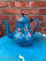 Blauw emaille bolle buik koffiepot met dik opgelegde rozen, Ophalen of Verzenden