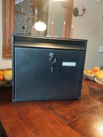 Zwarte Wandbrievenbus met Sleutel beschikbaar voor biedingen