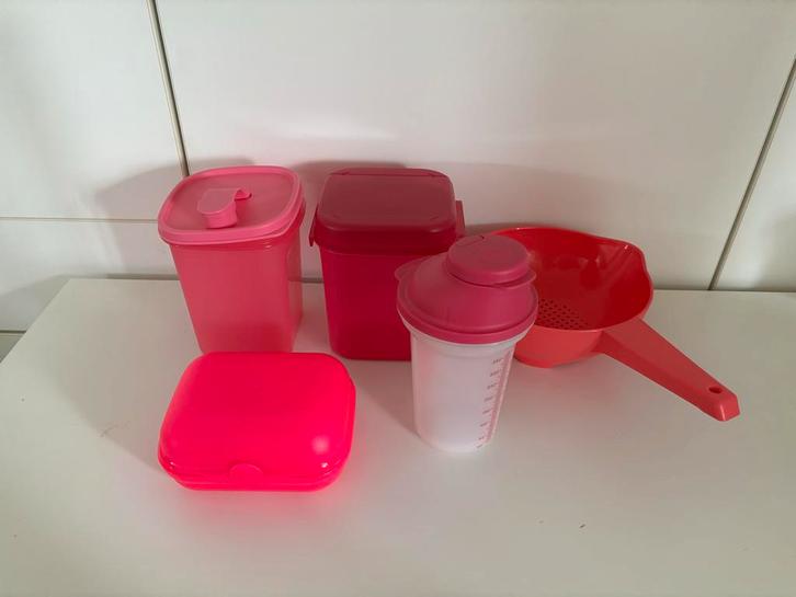 Tupperware Set Roze: Lunchbox, Shakers, Vergiet, Huis en Inrichting, Keuken | Keukenbenodigdheden, Zo goed als nieuw, Ophalen