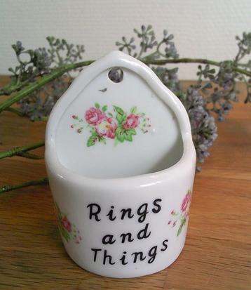 Rings and things kleine porseleinen muurzakje bloemenmotief beschikbaar voor biedingen