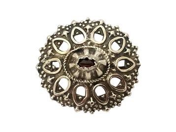 Antieke zilveren broche met granaat, Nederland ca 1875 beschikbaar voor biedingen