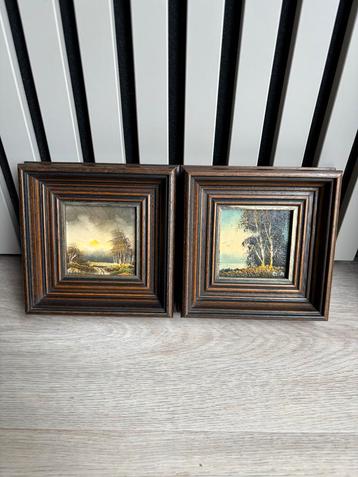 Twee kleine klassieke schilderijen gesigneerd beschikbaar voor biedingen