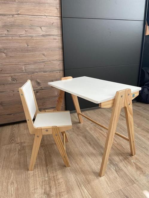 Peuterbed en bijbehorend bureau en stoel van Petit Amélie, Kinderen en Baby's, Kinderkamer | Tafels en Stoelen, Zo goed als nieuw
