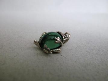 Oude bedel zilver Kikker met groen glazen buik beschikbaar voor biedingen