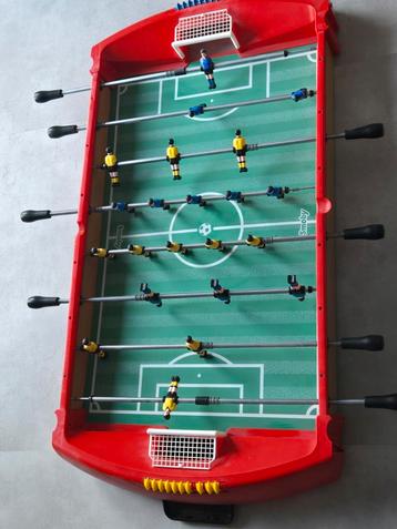 Tafelvoetbal op poten beschikbaar voor biedingen