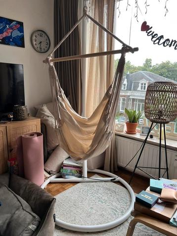 Kinderhangstoel en frame beschikbaar voor biedingen