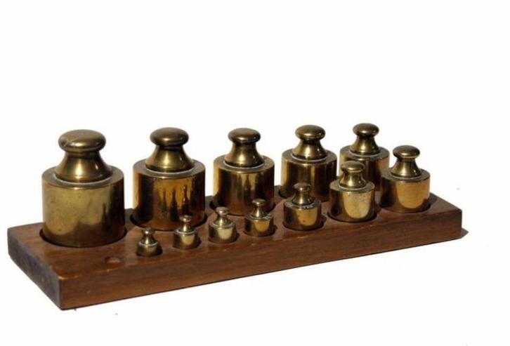 Antieke set gewichten - In houten blok - koper of Messing, Antiek en Kunst, Antiek | Gereedschap en Instrumenten, Ophalen of Verzenden
