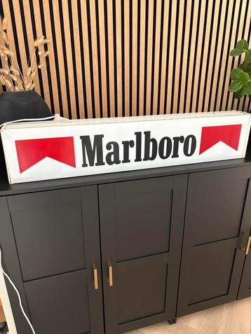 Marlboro lichtbak dubbelzijdig beschikbaar voor biedingen