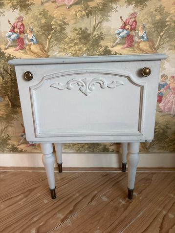 Vintage Kastje - Bijzettafel - lichtblauw beschikbaar voor biedingen