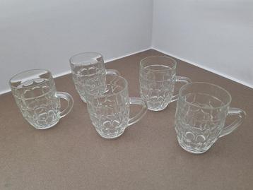 kleine glazen bierpullen beschikbaar voor biedingen