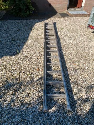 Degelijke opsteekladder, 2 x 14 sporten beschikbaar voor biedingen