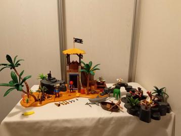 playmobil piraten eiland met schatkamer en gevangenis. 