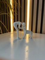 Beeld “ hond en baas” cadeau idee, decoratie beeld hond, Ophalen of Verzenden, Nieuw