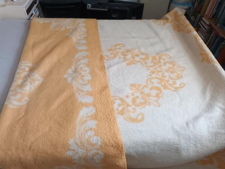 Didas zeer grote wollen deken oker geel bloemen 258-225cm, Huis en Inrichting, Slaapkamer | Beddengoed, Zo goed als nieuw, Deken of Dekbed