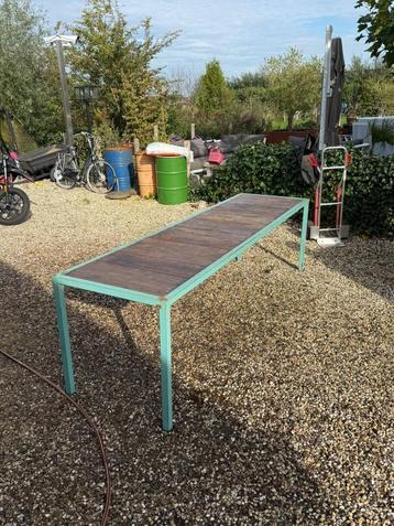 Houten eettafel beschikbaar voor biedingen