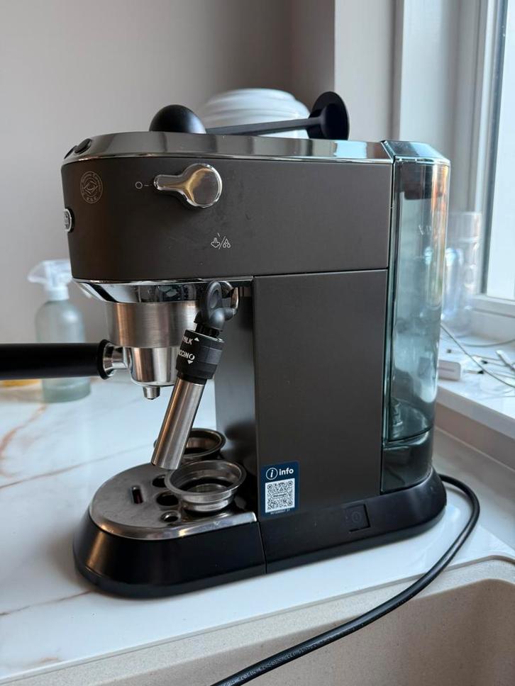 De'Longhi EC685.BK Dedica Zwart, Witgoed en Apparatuur, Koffiezetapparaten, Gebruikt, Gemalen koffie, Koffiemachine, 2 tot 4 kopjes