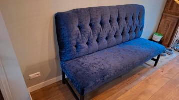 Bankje en stoelen beschikbaar voor biedingen