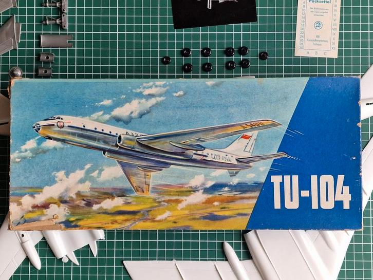 Zeldzame VEB Plasticart Tupolev Tu-104 schaal 1/100, Hobby en Vrije tijd, Modelbouw | Vliegtuigen en Helikopters, Zo goed als nieuw