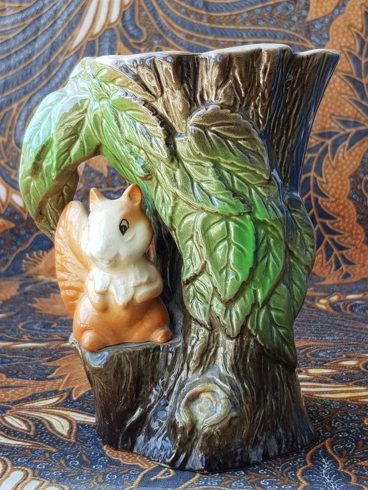 Mooi oud vaasje uit Engeland als boom met eekhoorn 15 cm., Antiek en Kunst, Antiek | Vazen, Ophalen of Verzenden