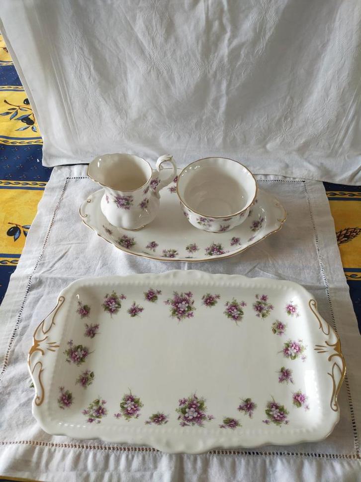 Royal Albert Sweet Violets Roomstel & Cakeschaal set €30.-, Antiek en Kunst, Antiek | Servies compleet, Ophalen of Verzenden