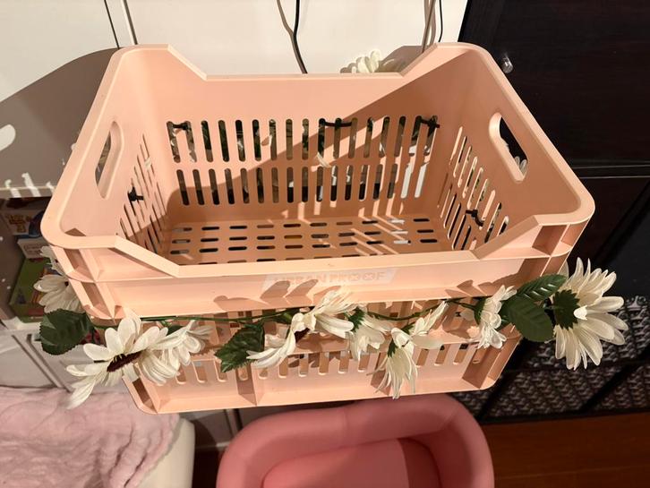 Fietskrat oud roze met bloemetjes z.g.a.n. kort gebruikt, Fietsen en Brommers, Fietsaccessoires | Fietsmanden, Zo goed als nieuw