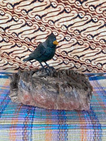 BRONZEN MERELTJE OP STUK NATUURSTEEN (SCHWARZWALD). beschikbaar voor biedingen