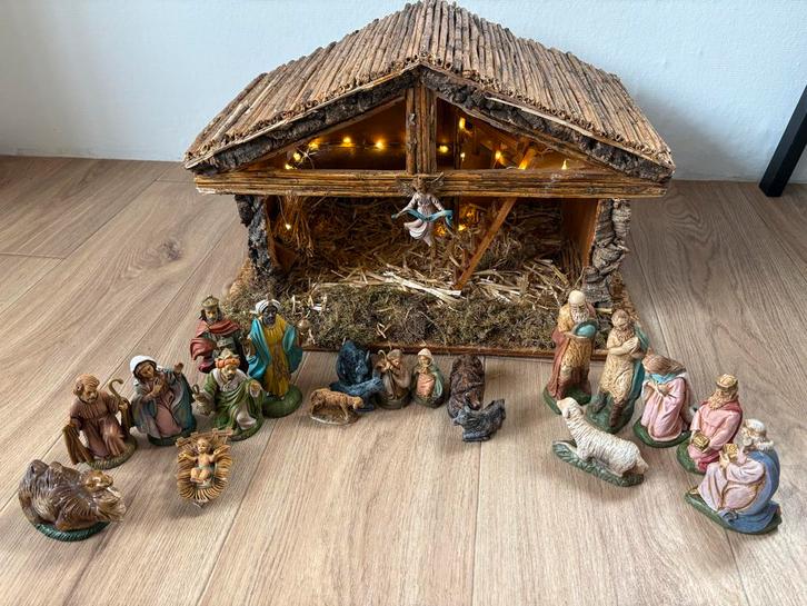 Unieke houten kerststal met figuren en licht, Diversen, Kerst, Ophalen of Verzenden