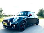 Mini Cooper 1.5 Business met  S Works extra’s 2017 Zwart, Auto's, Mini, Voorwielaandrijving, USB, 4 stoelen, Zwart