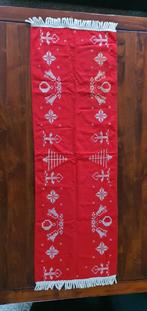 Kerst tafelloper geborduurd rood met wit borduursel, Ophalen of Verzenden, Zo goed als nieuw