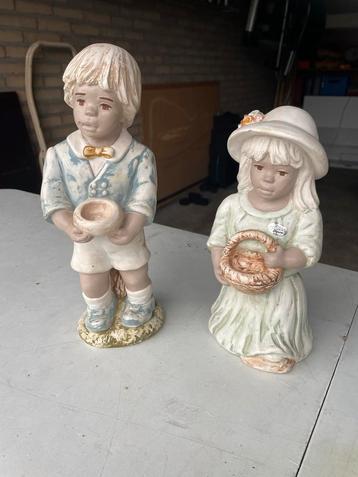 Stenen Beeldjes - Jongen en Meisje beschikbaar voor biedingen