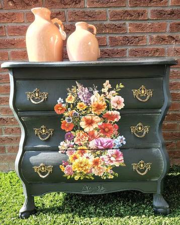 Stijlvol gerestyled zwart buikkastje met bloemen beschikbaar voor biedingen