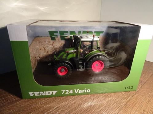 Te koop UH Fendt 724 Vario ., Hobby en Vrije tijd, Modelauto's | 1:32, Nieuw, Tractor of Landbouw, Universal Hobbies, Ophalen of Verzenden