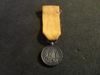 OUDE KLEINE ZILVEREN MEDAILLE VOOR TROUWE DIENST, Verzenden, Landmacht, Nederland, Lintje, Medaille of Wings