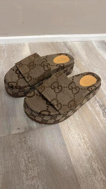 Gucci slippers  beschikbaar voor biedingen